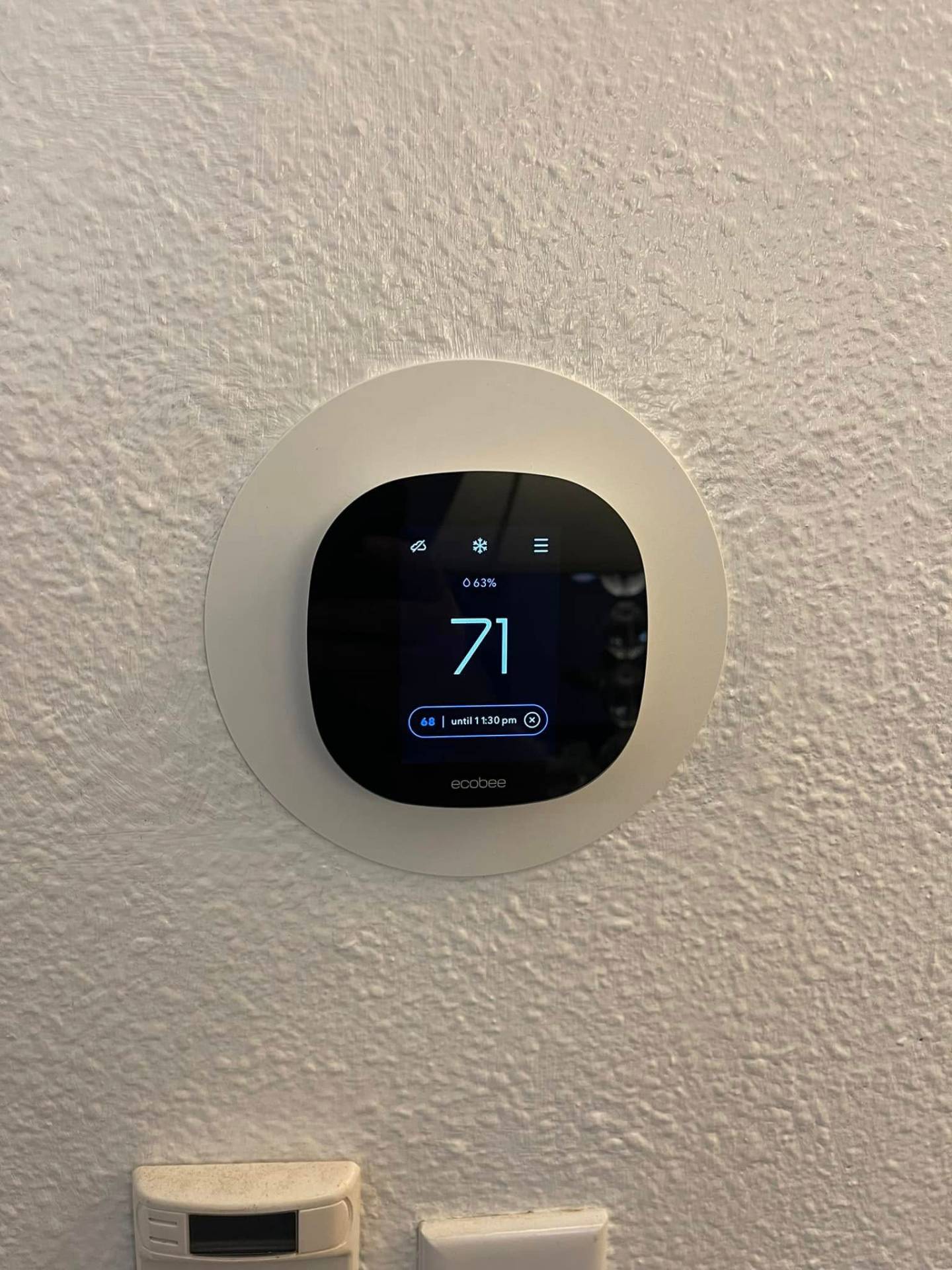 Smart thermostat display showing energy savings Salem Oregon